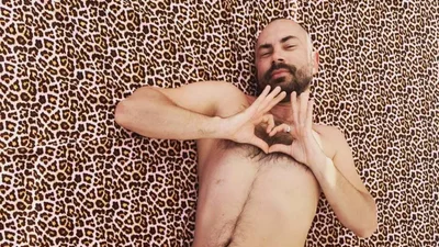 Андрей Бедняков показал мужчину, которому позволяет себя целовать на ночь