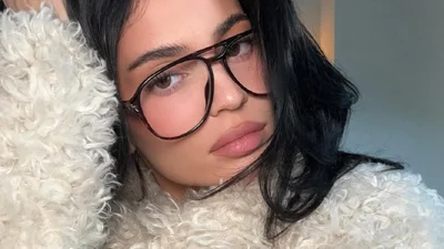 Кайлі Дженнер в червоній латексній сукні оголила груди, й Тімоті Шаламе позаздрили усі чоловіки світу