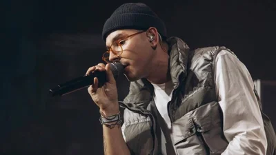 Підкачаний Parfeniuk вийшов на сцену в трусах, але фанатки його розкритикували