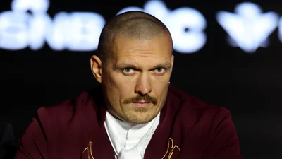 Олександр Усик захистив дисертацію з права й отримав науковий ступінь доктора філософії