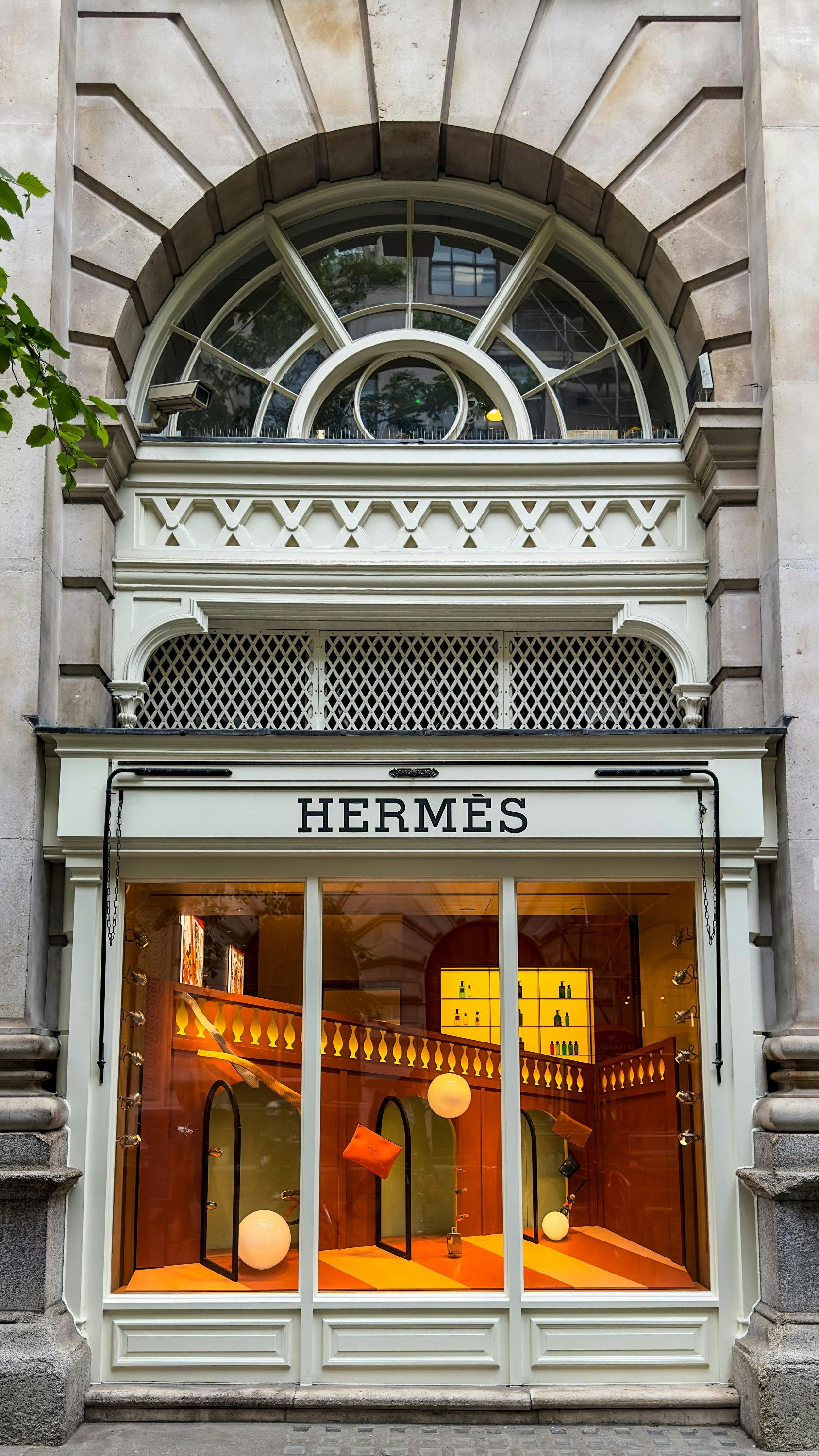 Наследник бренда Hermes усыновит своего садовника и завещает ему все имущество - фото 698646