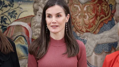 Идеальный выбор на весну: сапоги королевы Летиции плюс миди с раздвоенным подолом