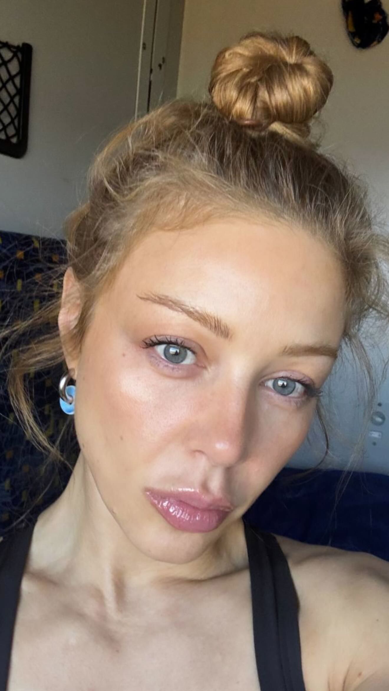 Тіна Кароль з пучком, який ідеально підходить на весну - фото 698886