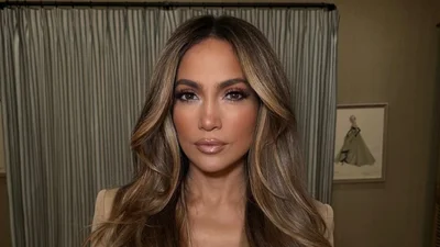 Як Дженніфер Лопес носить колір сезону в бездоганному діловому образі