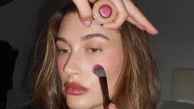 Хейли Бибер показала трендовый весенний макияж с ягодным румянцем для свежего вида