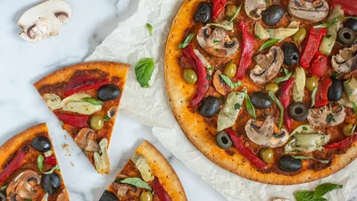 Пицца без мяса – овощная начинка, сыр и особенно вкусный соус