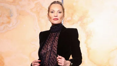 Кейт Мосс показала, какая черная блуза тебе необходима этой весной - эффектный total black