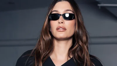 Широкі штани по-новому: як Гейлі Бібер носить головний тренд весни