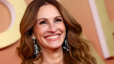 Джулия Робертс показала роскошное вневременное черное платье-миди на все случаи жизни