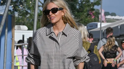 Крутой образ на весну-2025: удобные мешковатые брюки и ботильоны Сиены Миллер