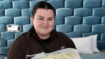 alyona alyona розказала, що носить у своїй сумочці: штопор, тампони та таблетки для травлення