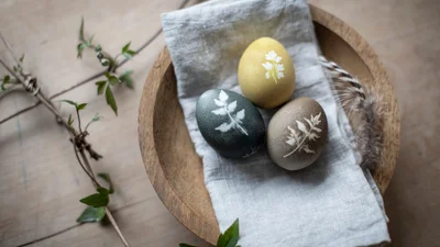 Как покрасить яйца натуральными красителями – 2 проверенных метода