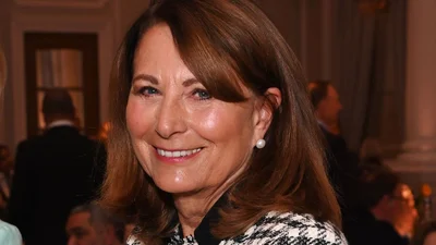 Кэрол Миддлтон надела джинсы с высокой талией с атласной рубашкой: получился мега трендовый образ