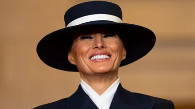 Весільну сукню Меланії Трамп продають на eBay з космічною знижкою