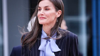 Королева Летиция показала, с чем носить ультра трендовый костюм в полоску