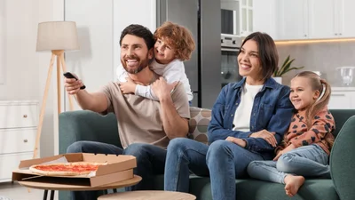 Мюзикл, который покорил Бродвей: оскароносный фильм "Злая" можно смотреть на SWEET.TV