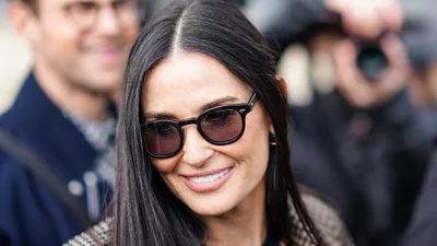 Тренч Деми Мур: цвет, который стал лучшей альтернативой классическому медовому