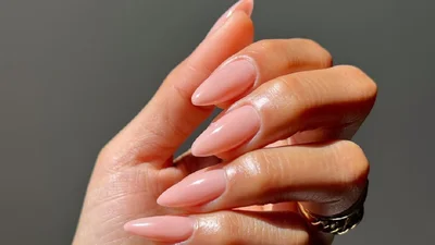 Свіжий погляд на нюд: стильні весняні варіанти манікюру 2025