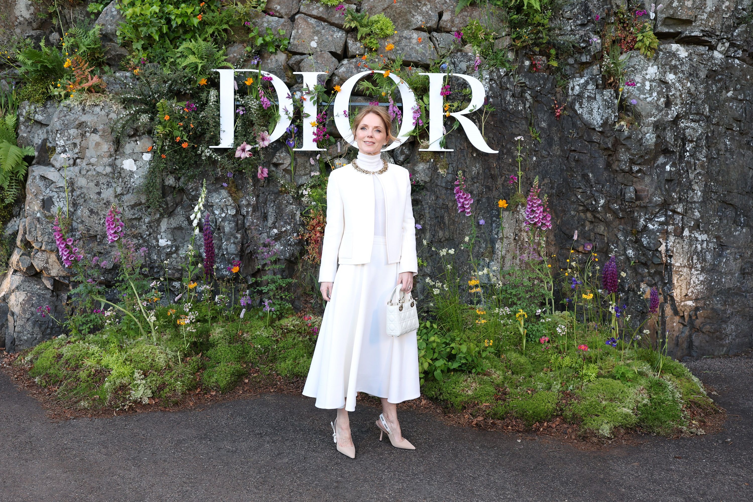 С головы до ног в Dior: Джерри Хэлливелл ошеломила элегантным образом - фото 701608