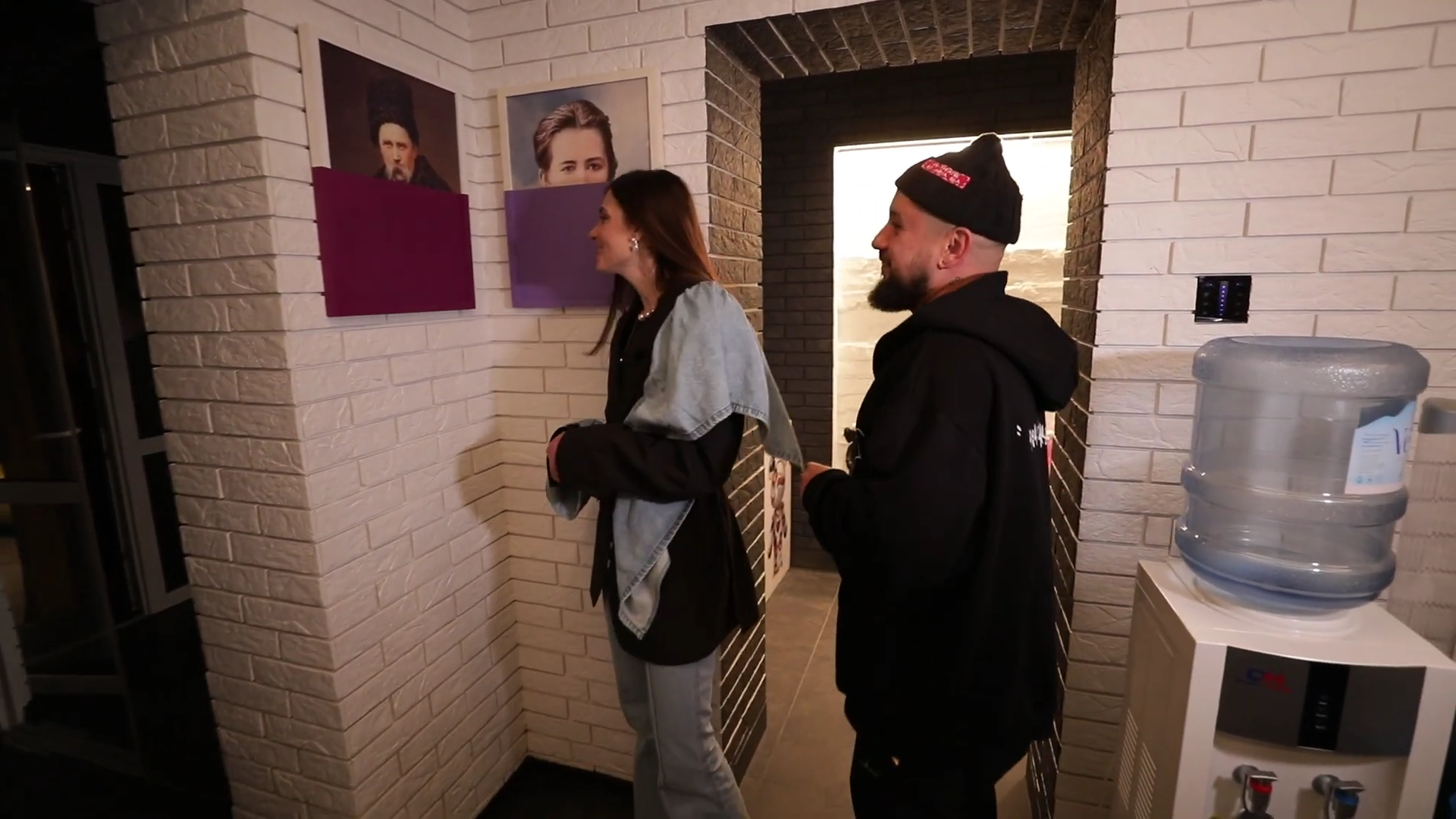 Купа музичних нагород й артоб'єкти з різних куточків світу: який вигляд має студія MONATIK - 701629 Купа музичних нагород й артоб'єкти з різних куточків світу: який вигляд має студія MONATIK - фото 701629