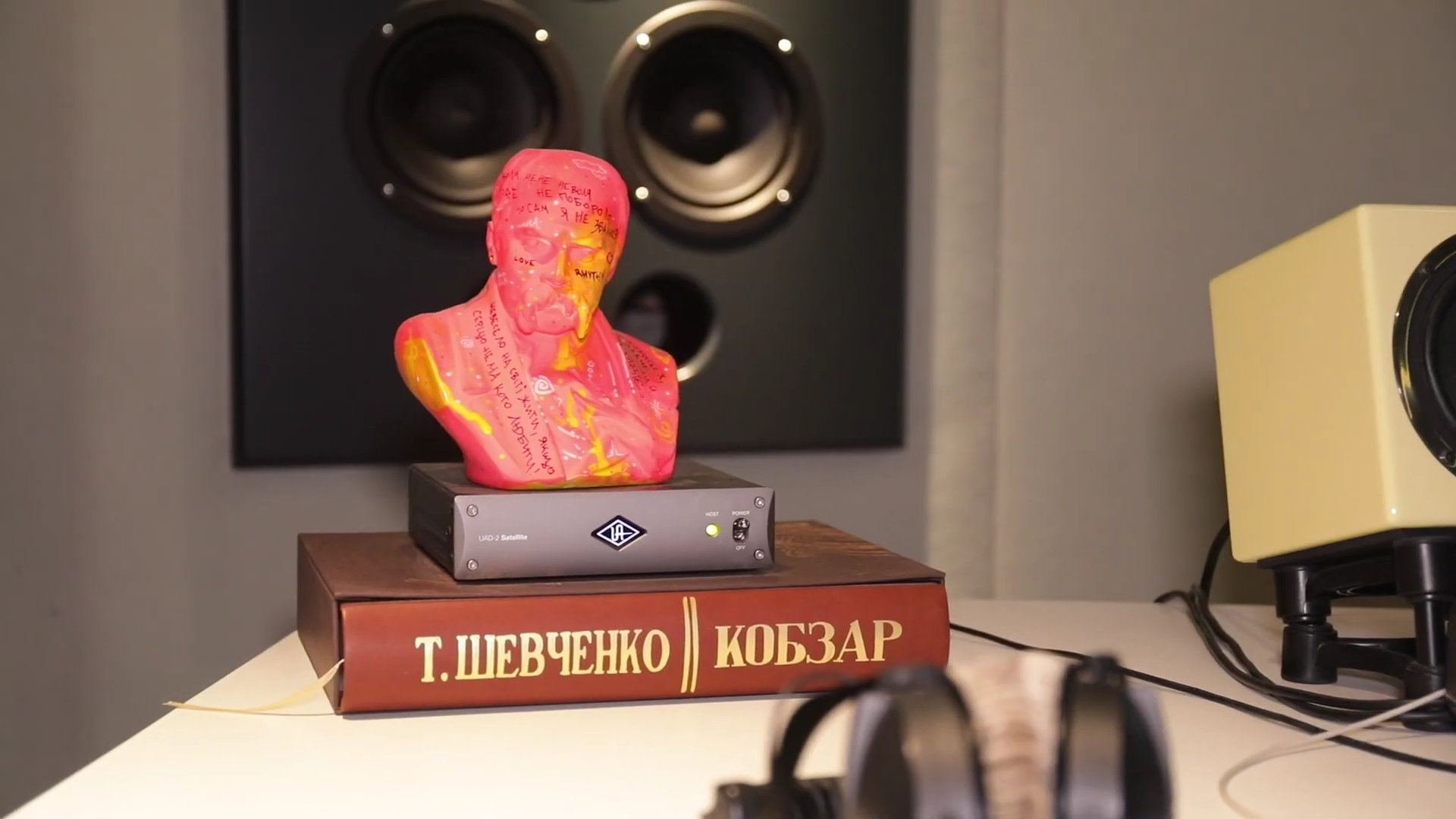 Купа музичних нагород й артоб'єкти з різних куточків світу: який вигляд має студія MONATIK - 701639 Купа музичних нагород й артоб'єкти з різних куточків світу: який вигляд має студія MONATIK - фото 701639