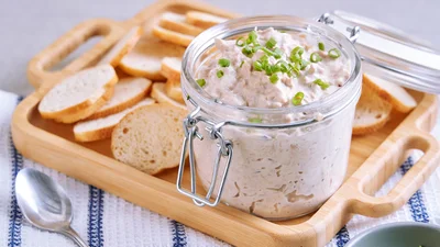 Пісна намазка з тунця і цибулі: простий та смачний перекус