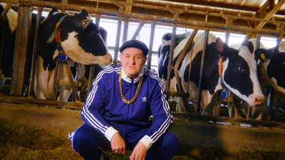 Дядя Жора запремьерил трек "Покатаю" и снял клип с 7000 коров