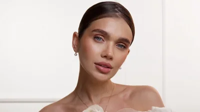 Саша Бо поделилась архивным фото из детства - сама себе визажист в 2 года