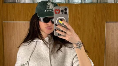 Надя Дорофеева запостила фото с маской на лице и пожаловалась на усталость: "Тупо смотрю в потолок"