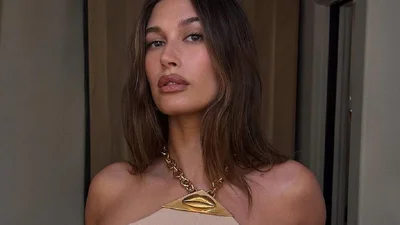 Коричневый макияж в стиле Хейли Бибер - самый горячий бьюти-тренд весны 2025