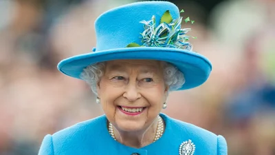 Королевская служба поделилась архивным кадром молодой Елизаветы и маленького Чарльза: очень трогательно