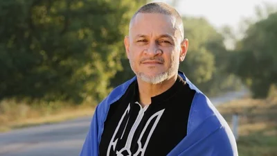 Мама Ектора Хіменес-Браво вразила молодістю: зірковий шеф возз’єднався з родиною після 2,5 років розлуки