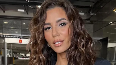 Єва Лонгорія одягнула звабливу червону сукню від української дизайнерки