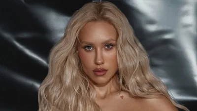 Даша Квіткова показала фото у паспорті