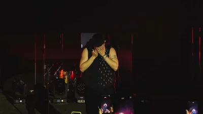 Во время выступления известного певца фанатки устроили драку с тасканием за волосы