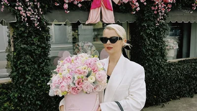 Весенний соблазн во флаконе: Мика Ньютон поделилась своим любимым ароматом с ягодными нотами