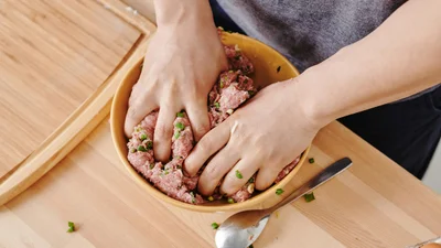 Як обрати яловичий фарш: м'ясники назвали головні ознаки якісного продукту