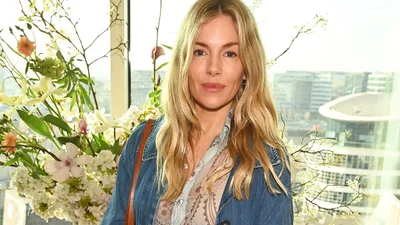 Двойной деним, тройная замша плюс цветочная блуза: весенний образ Сиены Миллер