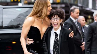 Дженнифер Лопес в компании своего небинарного ребенка попозировала на красной дорожке