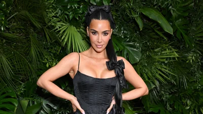 Бешкетниця Кім Кардашян позувала на камеру без трусиків та з хутром на грудях