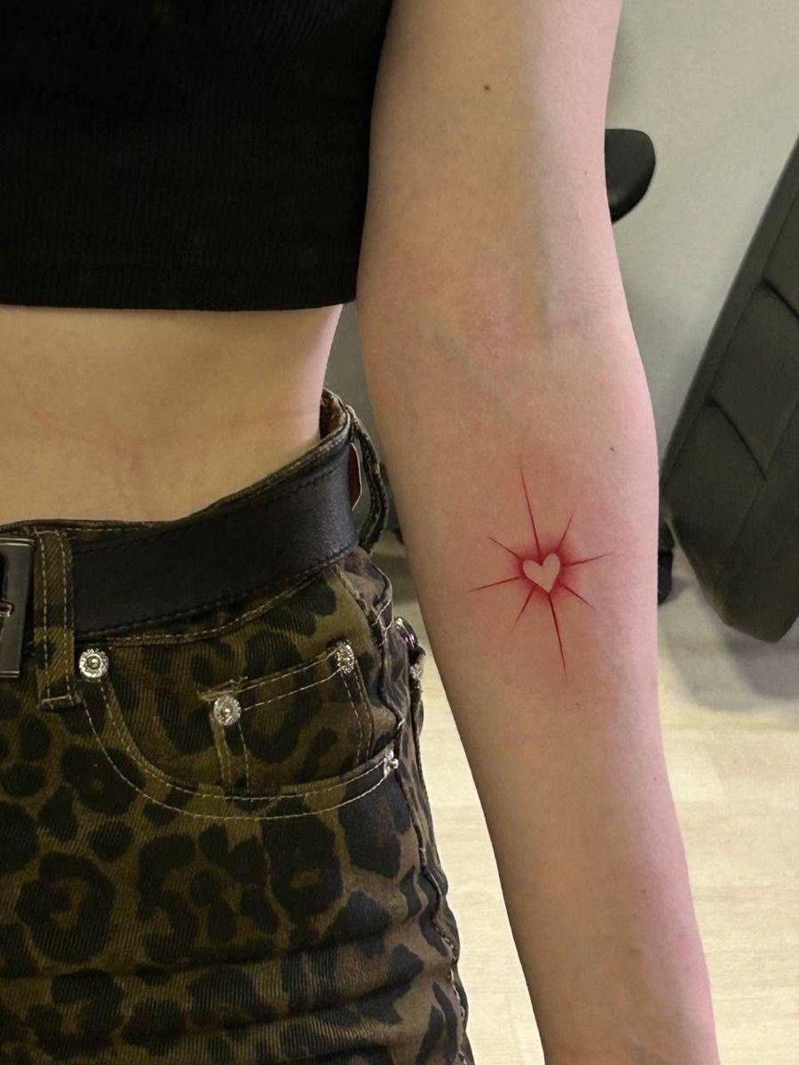 Цвета, фразы, цветы: самые горячие тату-тренды нового сезона - фото 705017
