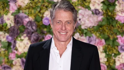 Хью Гранта задержали в аэропорту вместе с семьей - что стало причиной подозрения