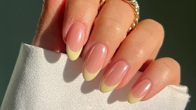 Маникюр цвета масла: почему желтый на ногтях снова в тренде