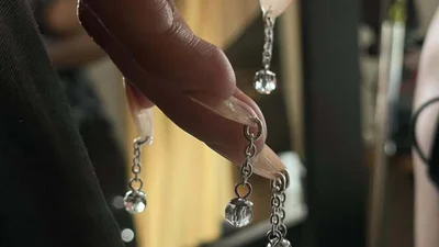 Маникюр с украшениями - новый тренд, который покорит летний сезон 2025