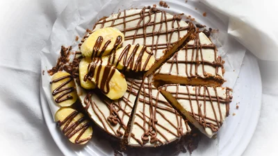 Десерти дитинства: готуємо простий вафельний торт з бананом