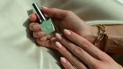 Микротренд: весенний маникюр, который выглядит как напиток из Pinterest