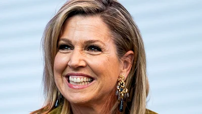 Королева Нідерландів вразила ідеально скомпонованим костюмом трендового кольору