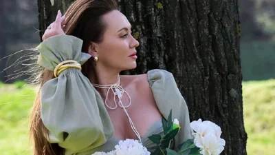 Анна Саливанчук устроила фотосессию на природе и засветила ягодицы