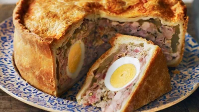 Вместо буженины на Пасху: мясное кольцо в тесте