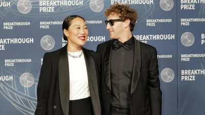 Жена Марка Цукерберга появилась на публике в очень необычном образе - смелая стилизация